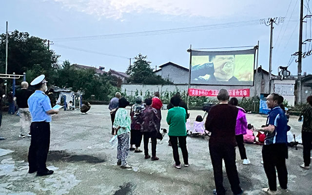 什邡交警利用坝坝电影开展交通安全巡回宣讲