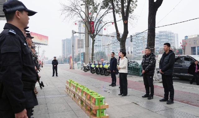 大年初一 晏世莹、叶科、丁斌走访慰问一线干部职工