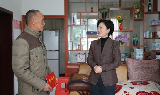 晏世莹等市领导开展春节前走访慰问