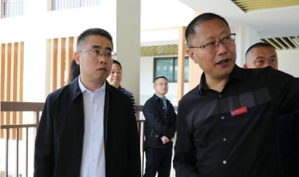 叶科在调研防汛及校园专项治理时指出：扎紧防汛“铁...