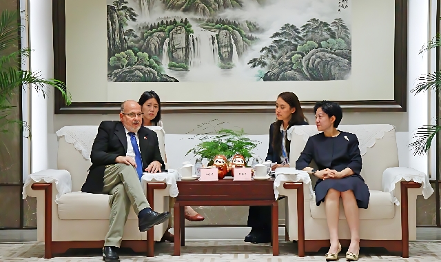 晏世莹与古巴驻华大使白诗德举行座谈