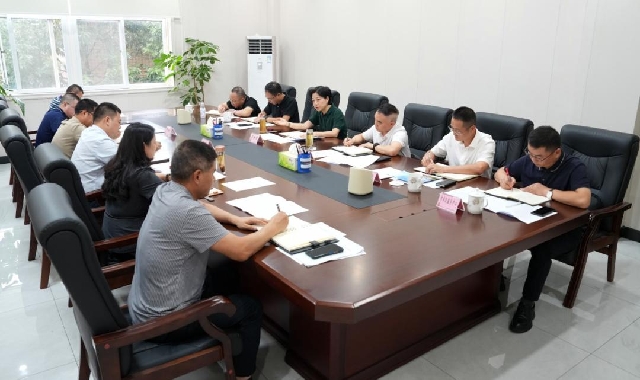 晏世莹在师古镇调研群众诉求综合服务平台试点工作时...