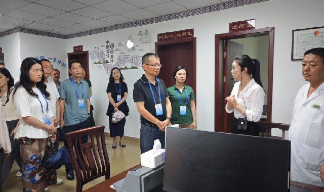 市政协主席会议视察市医保局服务体系工作